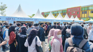 Ribuan pencari kerja memadati area job fair yang diselenggaran Dinas Ketenagakerjaan Kabupaten Cirebon di SMKN 1 Gunungjati, Senin, 31 Juli 2023.* Sumber Foto: Islah/Suara Cirebon